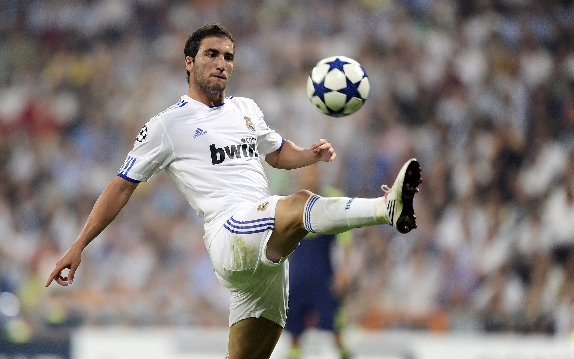 利拉德爆发,广东队连续得分压制魔术,双线赛场上的战术启示